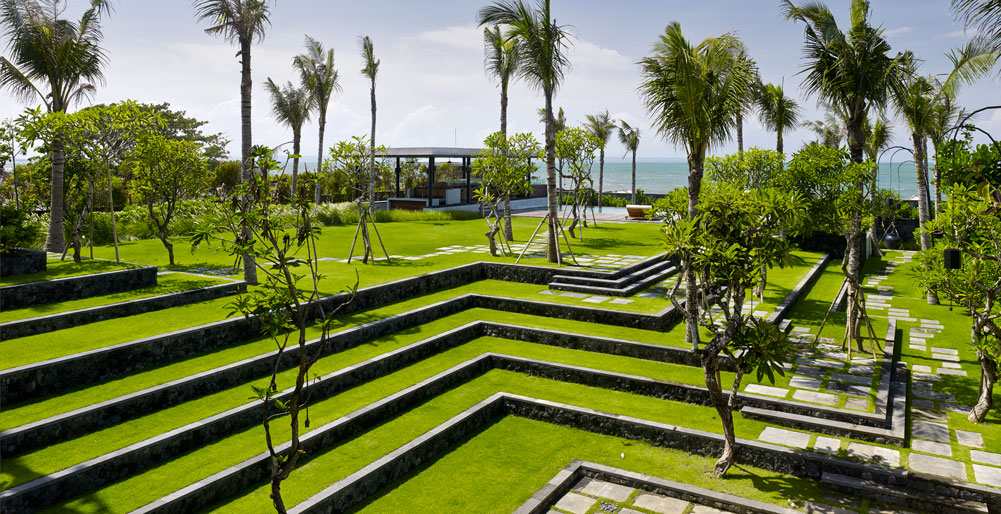 Arnalaya Beach House - Spacious lawn garden
